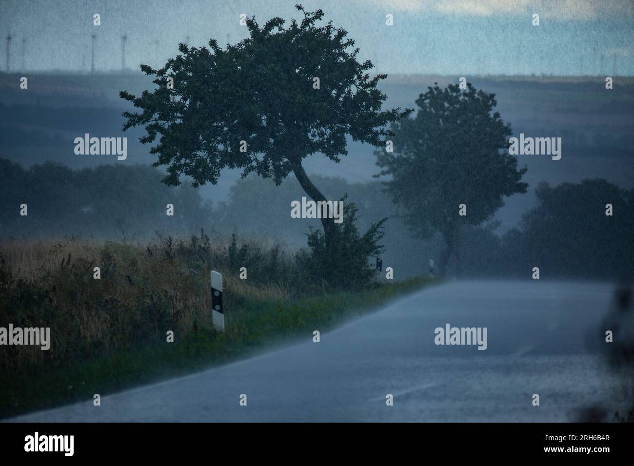 Eine Landstrasse bei starkem Regen. Stock Photo