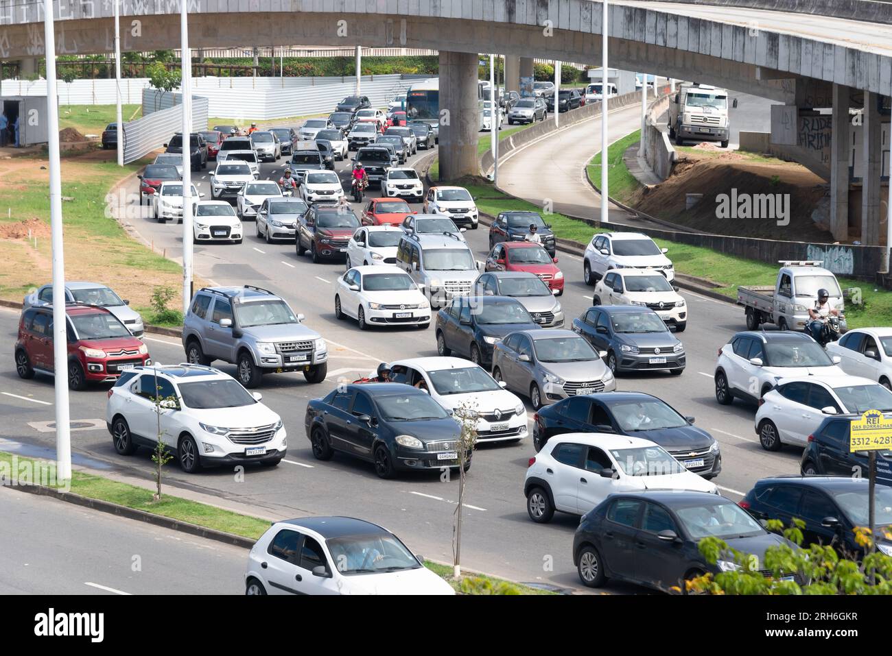 Salvador, Bahia, Brazil - August 11, 2023: Traffic movement of cars, buses and motorcycles near the Raul Seixas viaduct on Avenida Tancredo Neves in S Stock Photo
