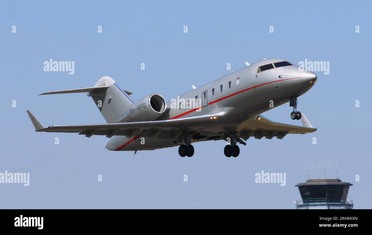 Bombardier Challenger 605 executive jet aircraft opperated by Vistajet taking off from Luton Aiport Stock Photo
