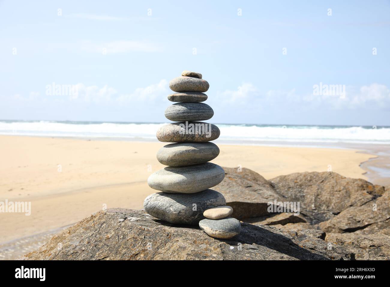 Pebbles white grey stacked hi-res stock photography and images - Alamy