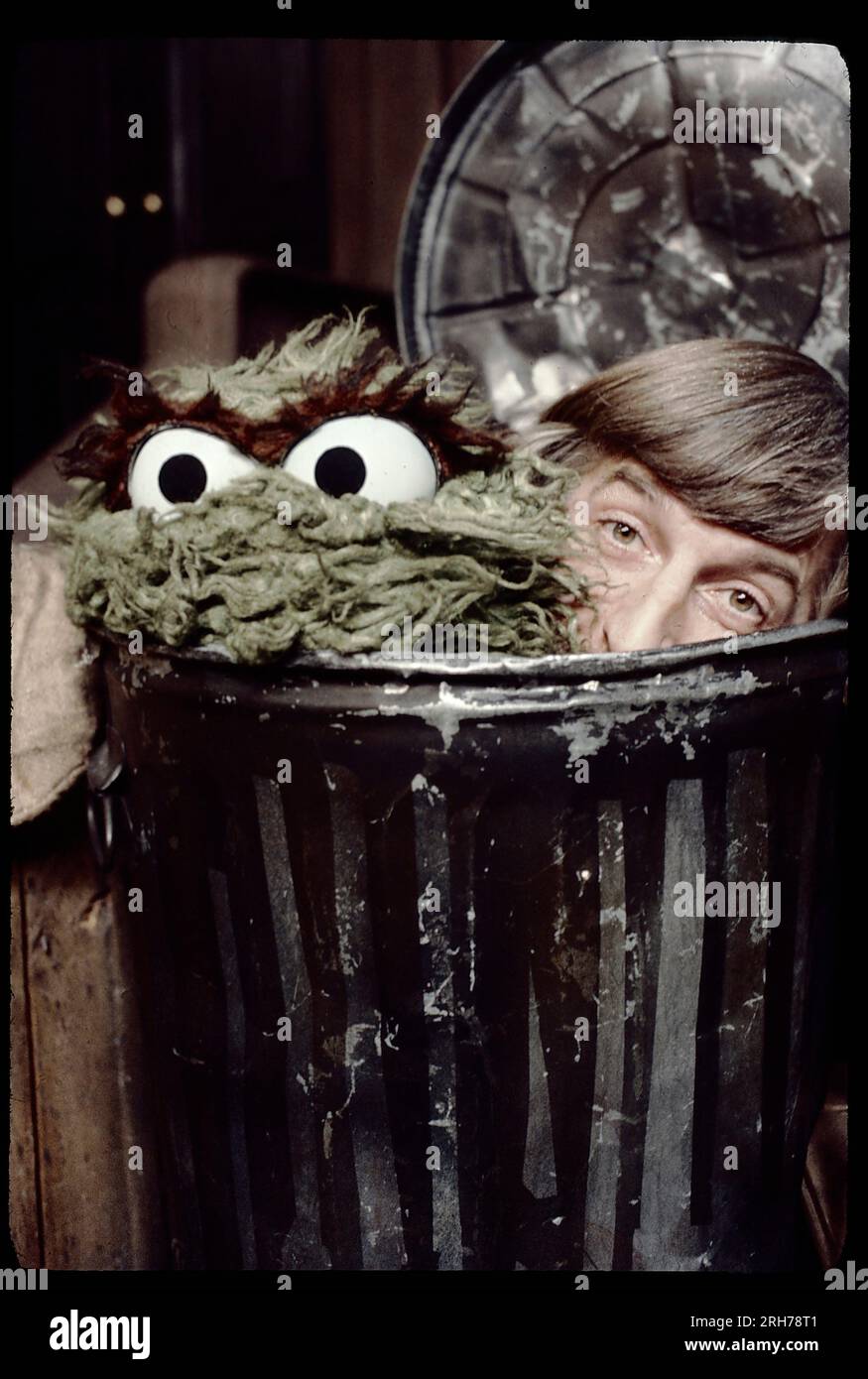 A 1977 photo of Sesame Street puppeteer Carroll Spinney and his alter ego, Oscar the Grouch. In