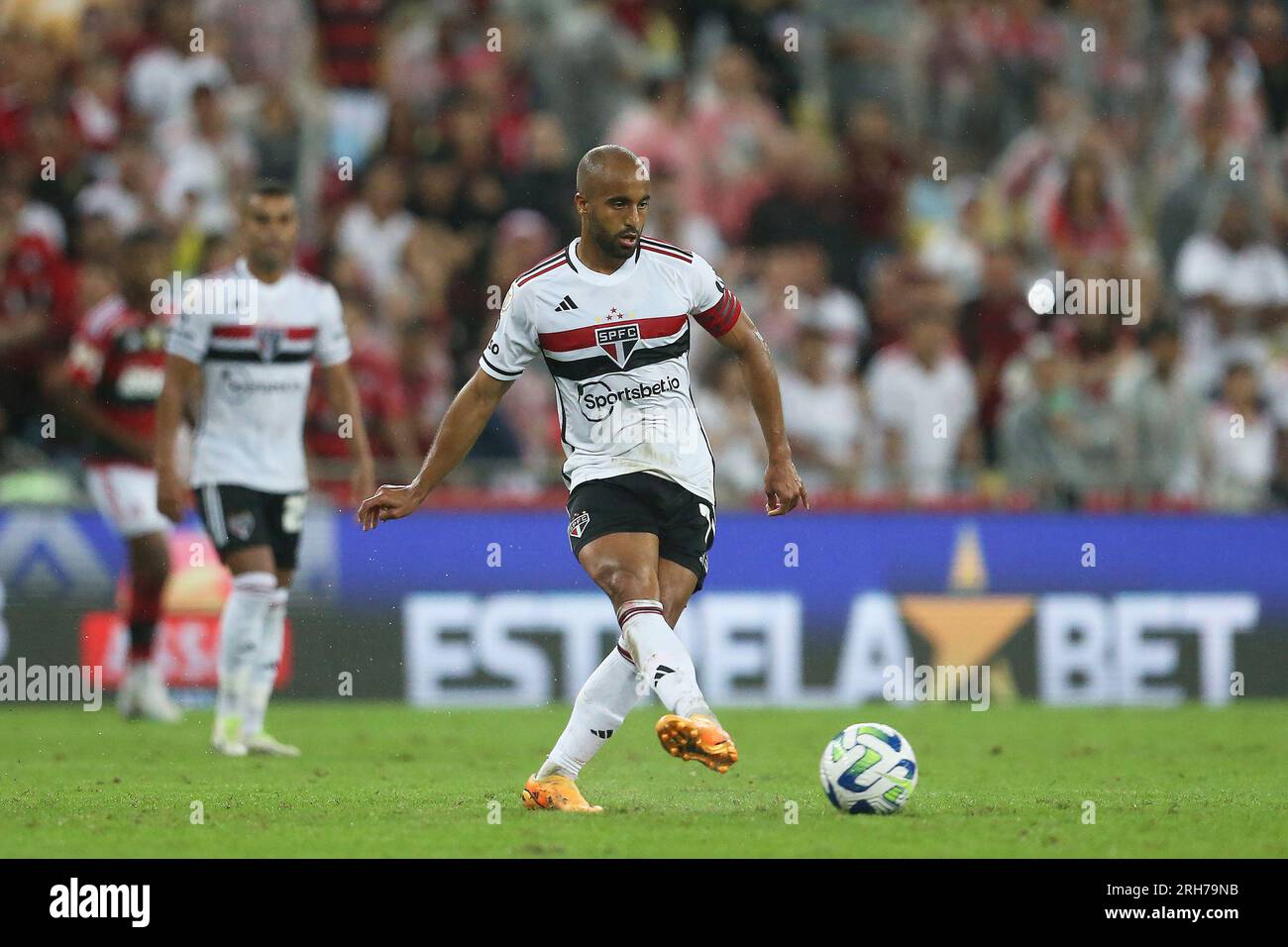 Lucas Moura of Sao Paulo heads the ball during Campeonato