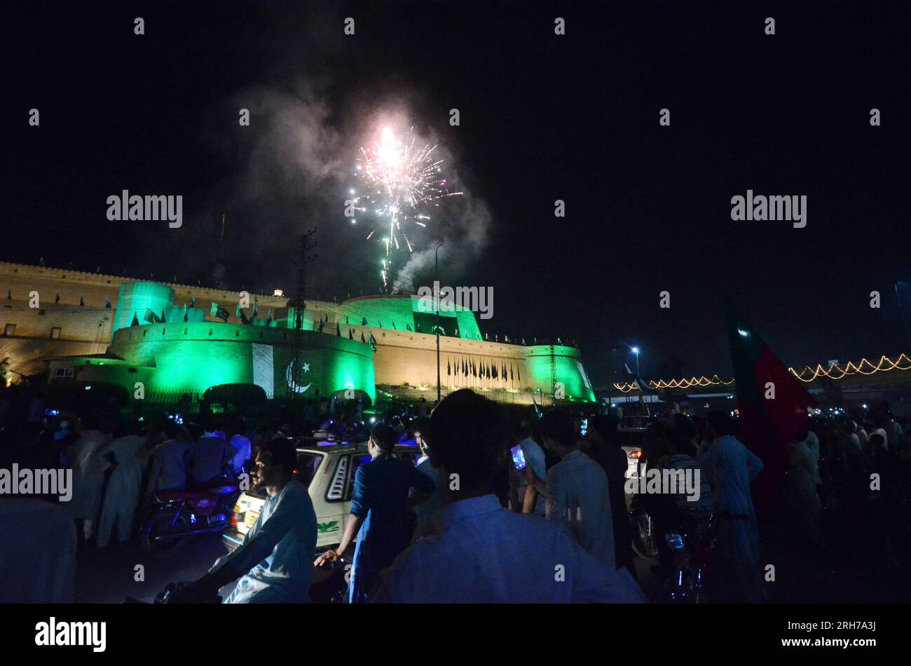 peshawar-peshawar-pakistan-14th-aug-2023-fireworks-light-the-sky