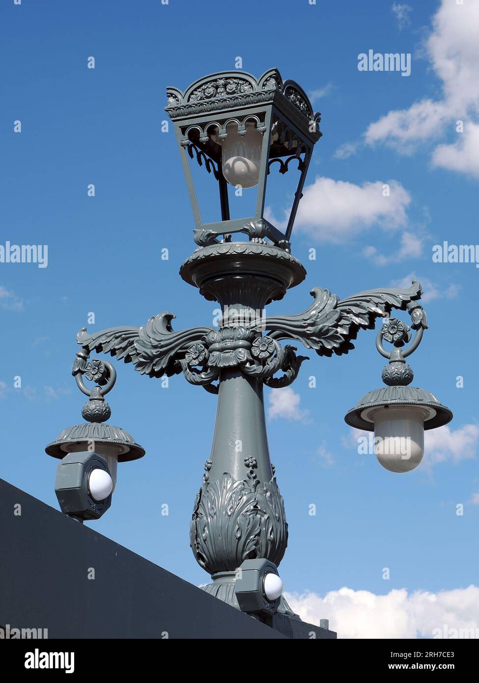 The Széchenyi Chain Bridge is a suspension bridge that spans the river ...
