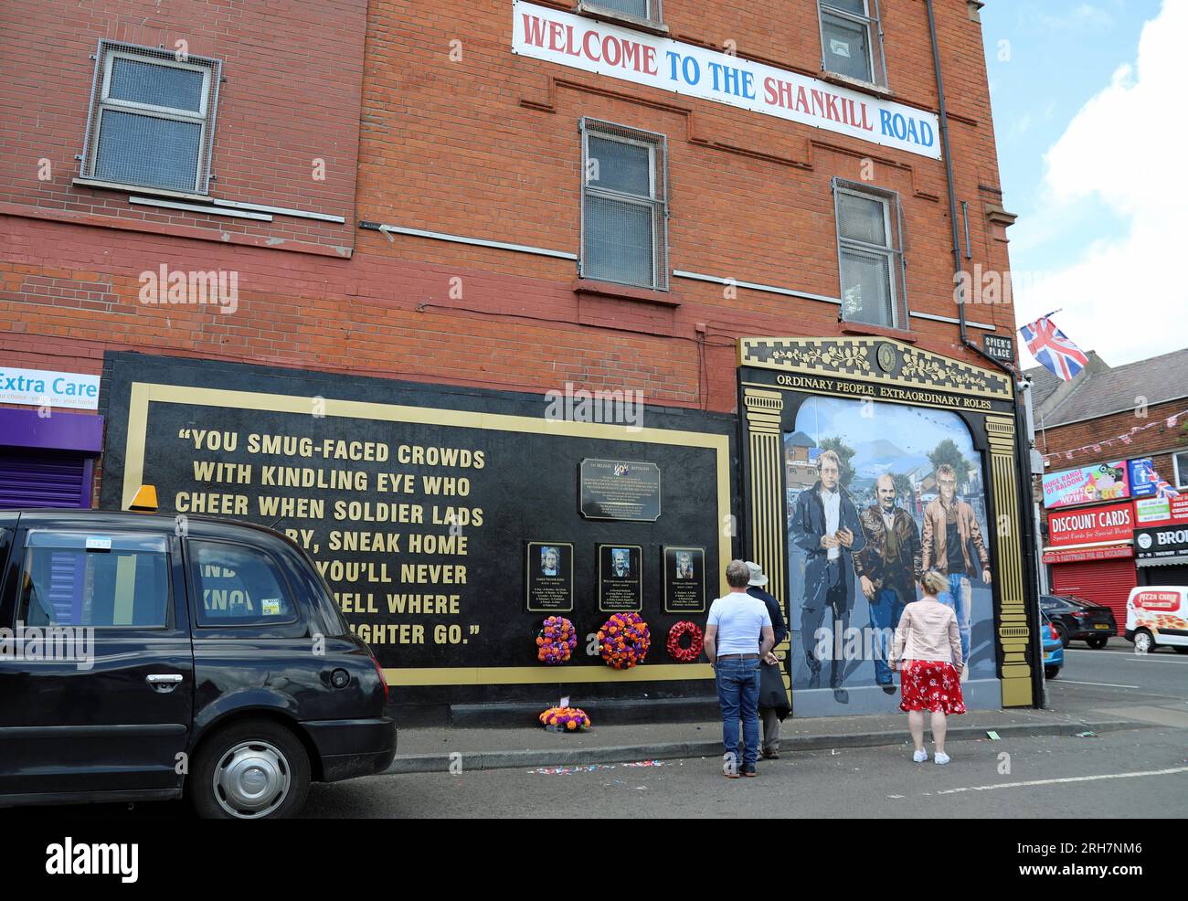 Tourists on the Shankill Road in Belfast Stock Photo
