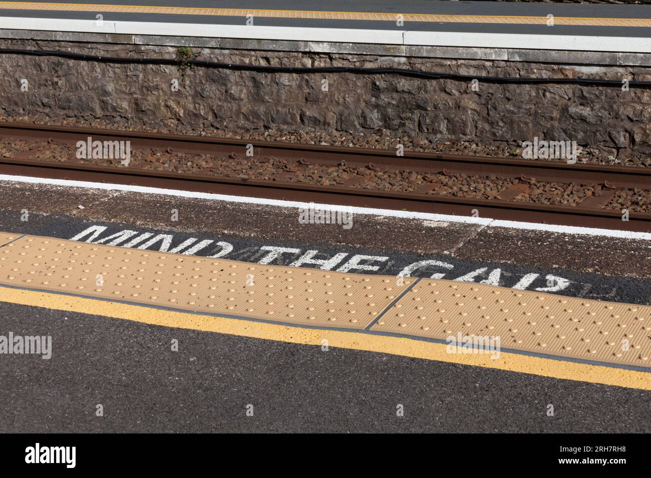 Tactile edging on a railway station platform at Kents Bank (Cumbria) Stock Photo