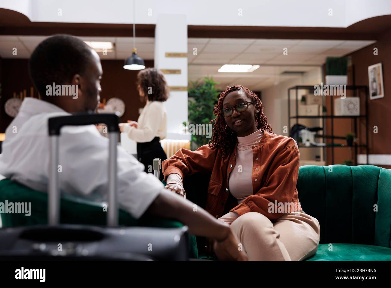 Hotel lobby guests sitting hi-res stock photography and images - Alamy
