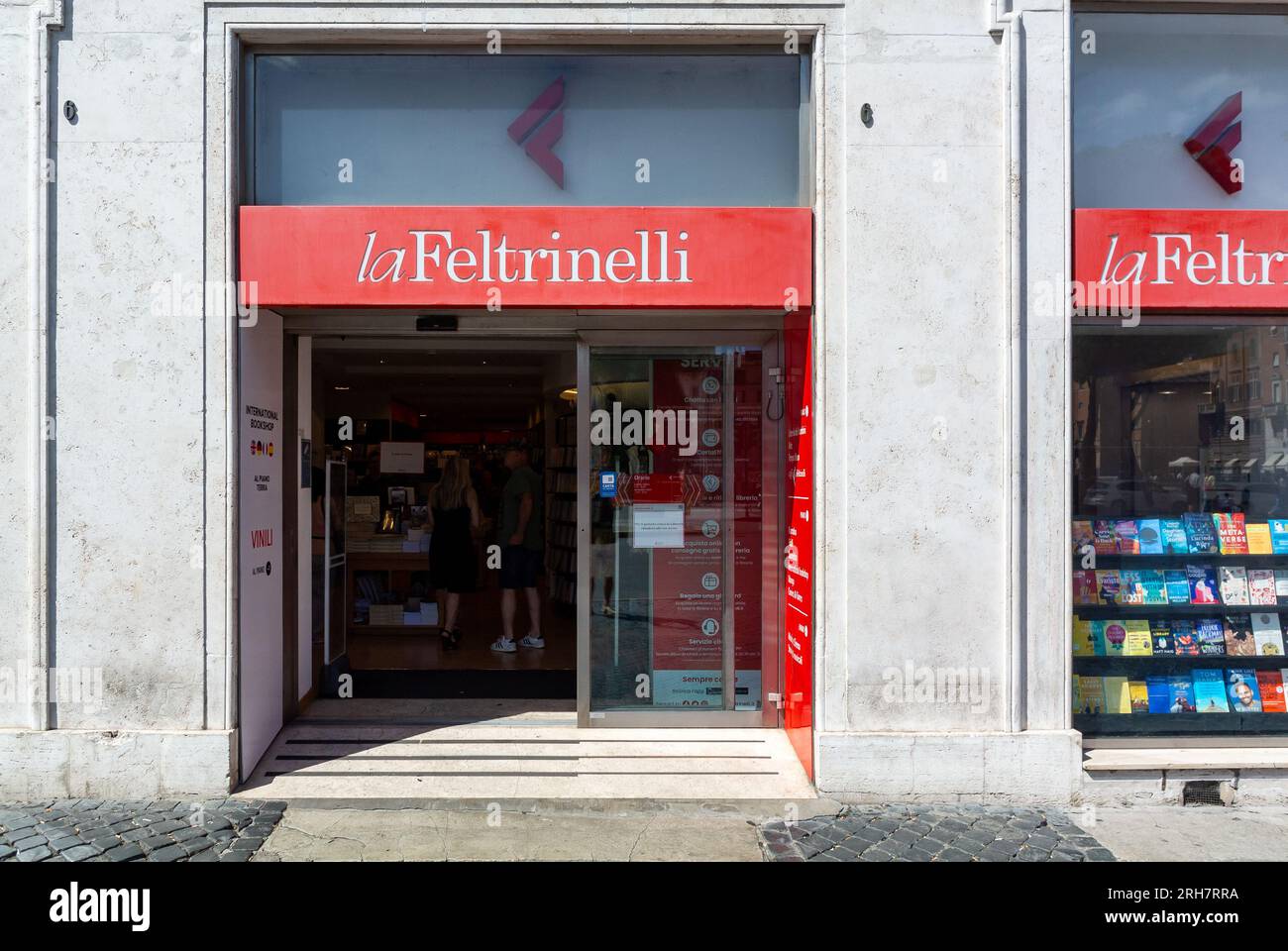 Italian bookshop hi-res stock photography and images - Alamy