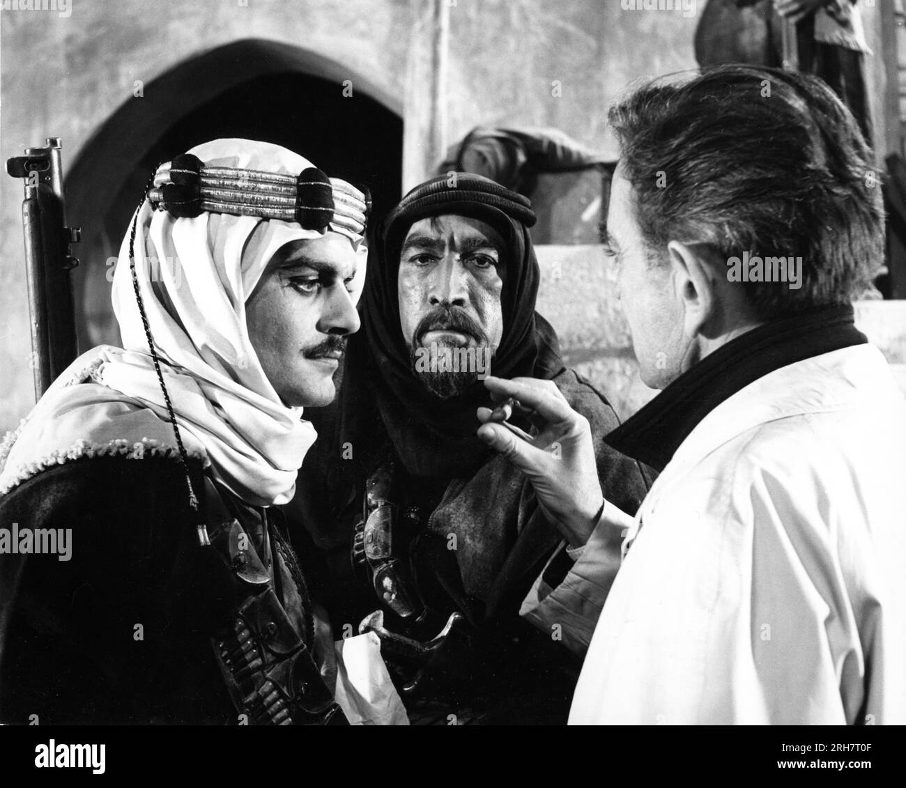OMAR SHARIF ANTHONY QUINN and Director DAVID LEAN on set candid during filming of LAWRENCE OF ARABIA 1962 director DAVID LEAN screenplay Robert Bolt and Michael Wilson producer Sam Spiegel Horizon Pictures / Columbia Pictures Corporation Stock Photo