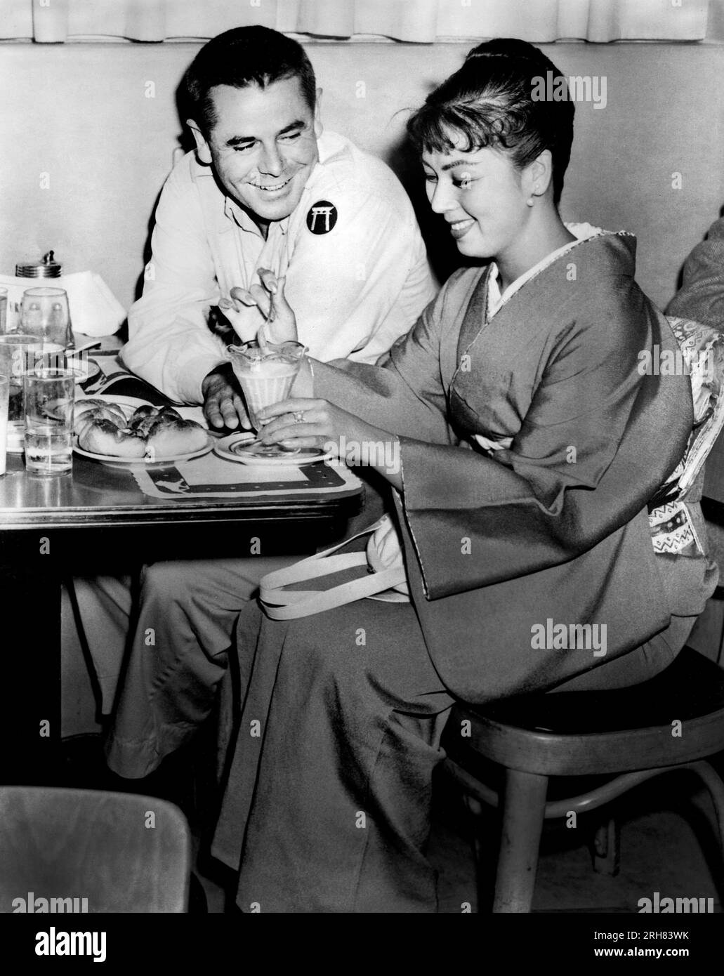 Glenn ford machiko kyo on set of the film the teahouse of the