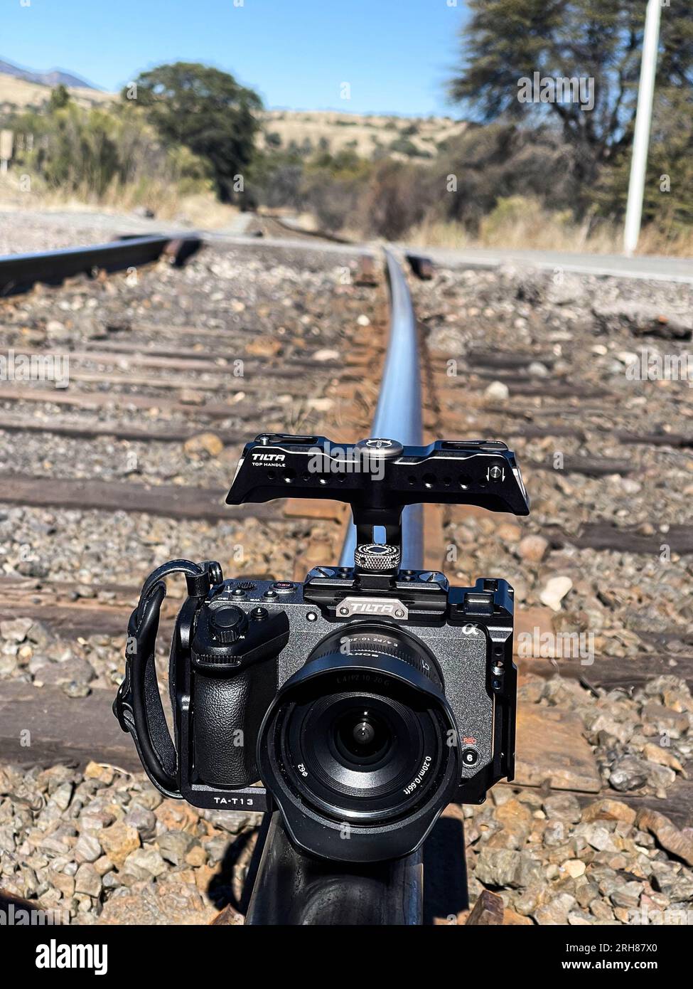 Video camera and Sony Cinema Line FX30 photography camera on the train  tracks between Esqueda and Nacozari Sonora Mexico. FX3, Tilta (Photo: Luis  Gutierrez / NortePhoto.com) Camara de video y camara de