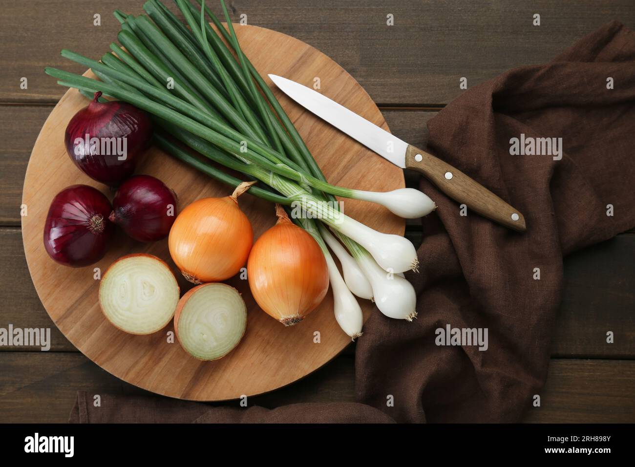 Board different kinds onion hi-res stock photography and images - Alamy