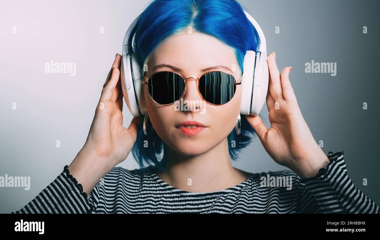 Futuristic headphones hi-res stock photography and images - Alamy