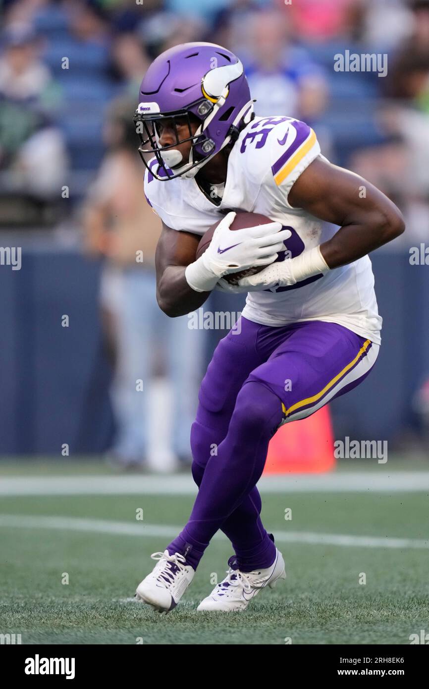 Minnesota Vikings running back Ty Chandler (32) warms up before an