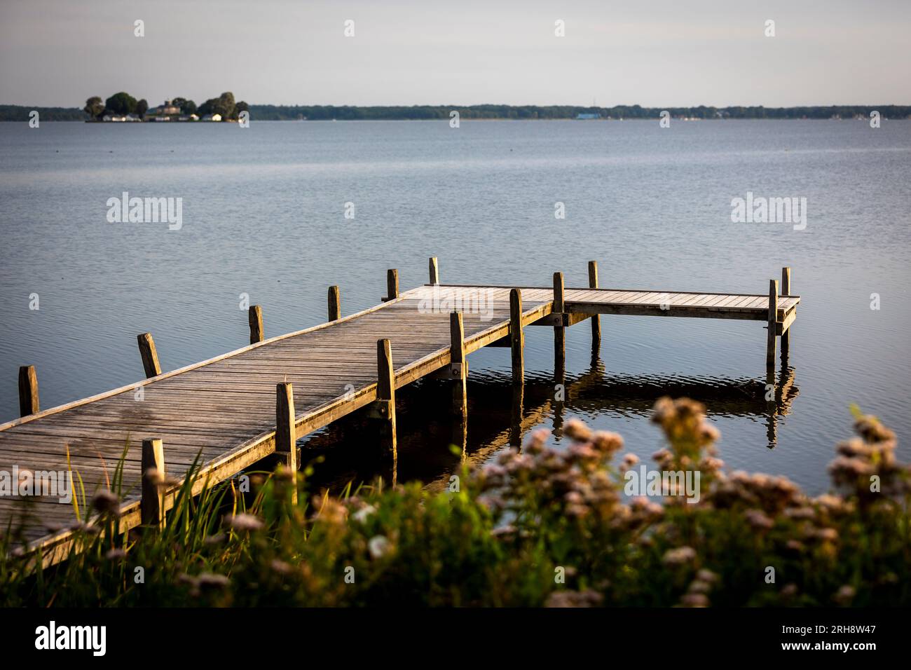Hagenburg, Germany. 15th Aug, 2023. A jetty lies in the light of the