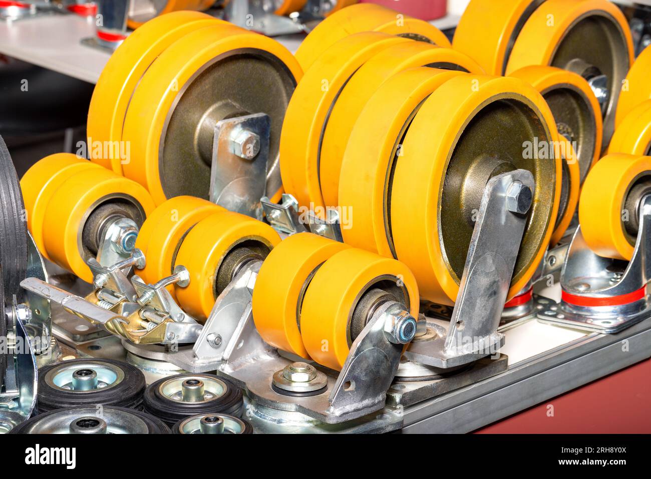 Rubber wheels of different diameters in brown color for industrial use