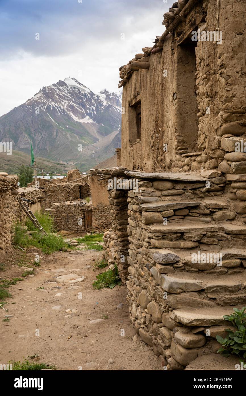 India, Ladakh, Suru Valley, Panikhar, old village houses with Nun peak 7235m Stock Photo