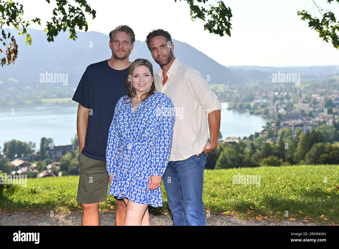 Schliersee, Deutschland. 14th Aug, 2023. From left: Alexander KOLL (actor), Caroline FRIER (actress), Oliver FRANCK (actor), press appointment on the set: THE LANDARZTPRAXIS in Schliersee on August 14th, 2023. ? Credit: dpa/Alamy Live News Stock Photo