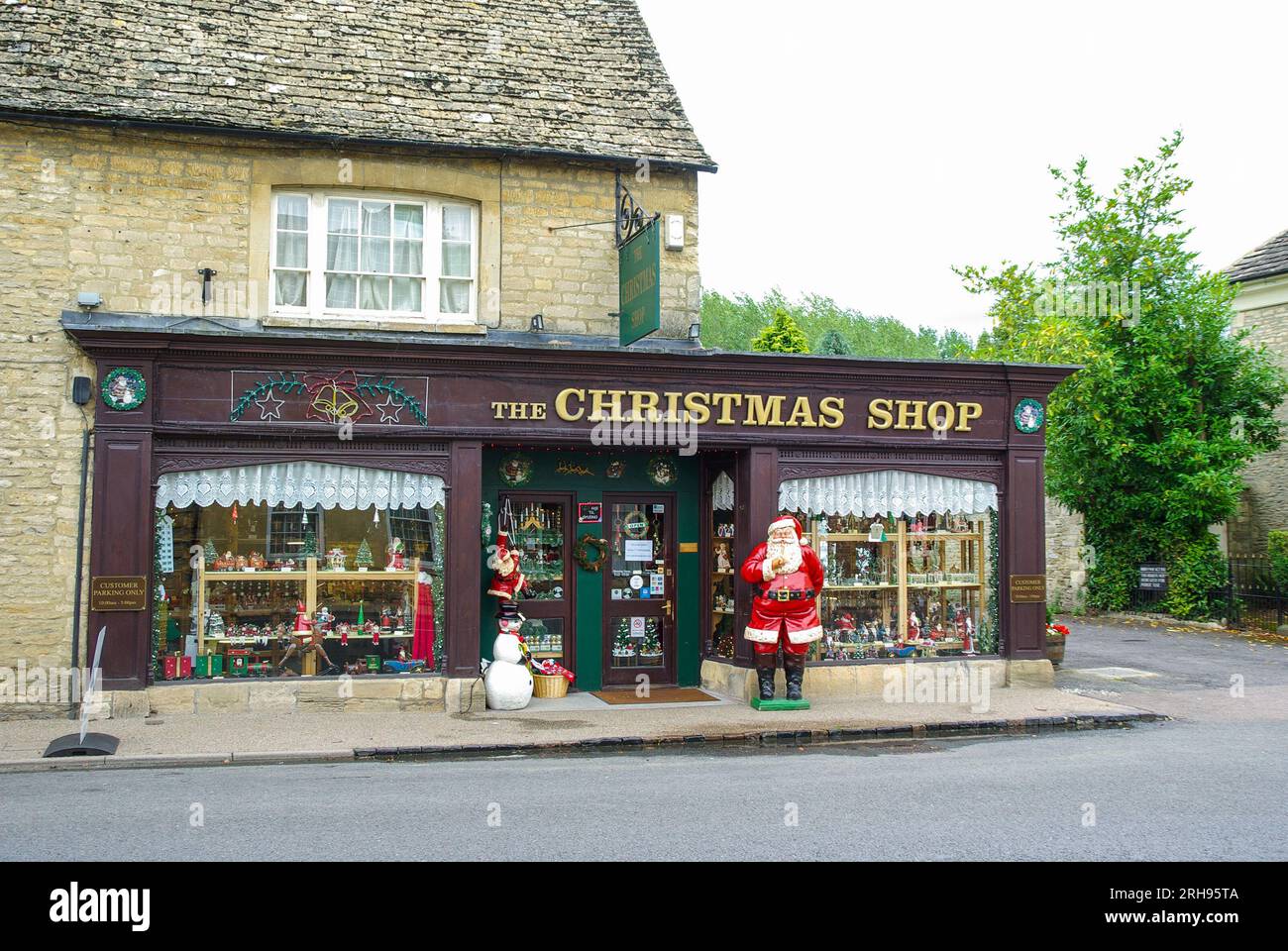 Christmas shop year round hires stock photography and images Alamy