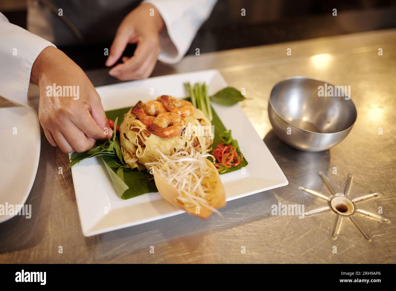 Garnishing Roti Garnishing pasta hi-res stock photography and images - Alamy