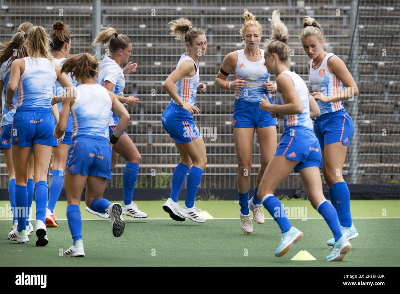 AMSTELVEEN - The Dutch hockey women during the last training session prior  to the European hockey championship in Monchengladbach, Germany. ANP OLAF  KRAAK netherlands out - belgium out Stock Photo - Alamy