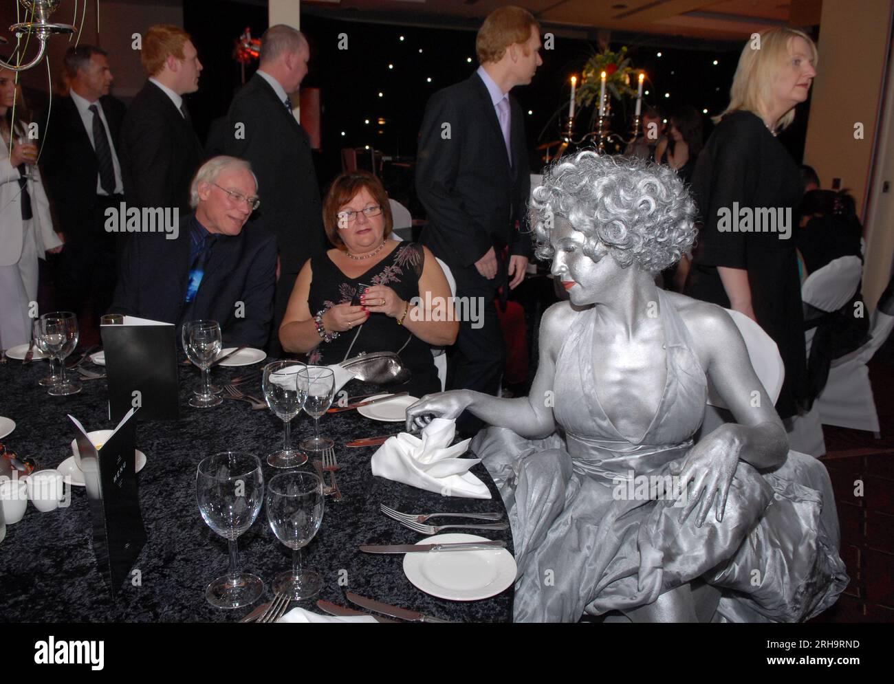 Mime artists portraying Marilyn Monroe while entertaining dinner guests