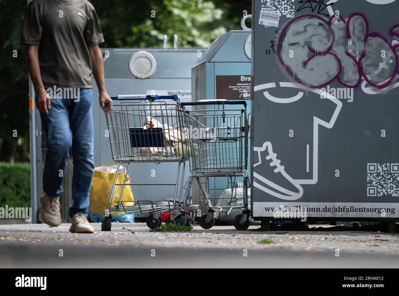  Heilbronn, Germany. 15th Aug, 2023. Garbage and shopping carts are in Motiv 
