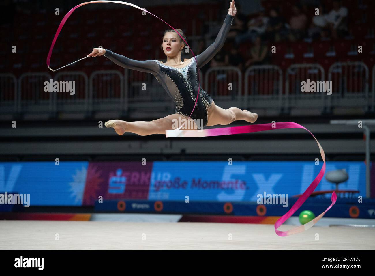 Evelin AZARONOK, TB 1889 Oppau, action band, gymnastics, rhythmic ...