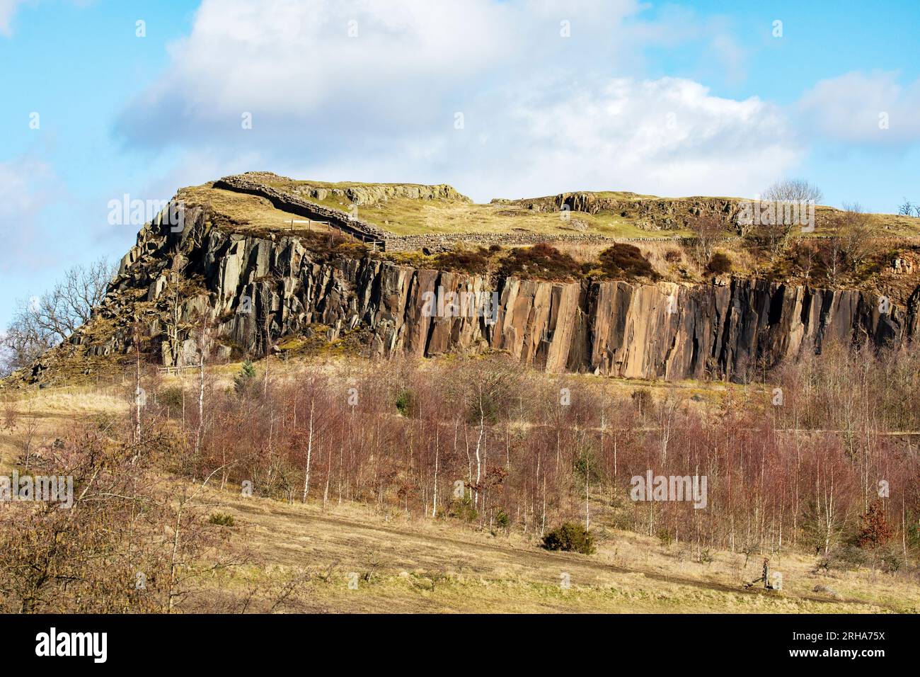 Hadrians Wall follows the line of Walltown Crags, part of the Whin Sill dolerite rocks near Greenhead, Northumberland Stock Photo
