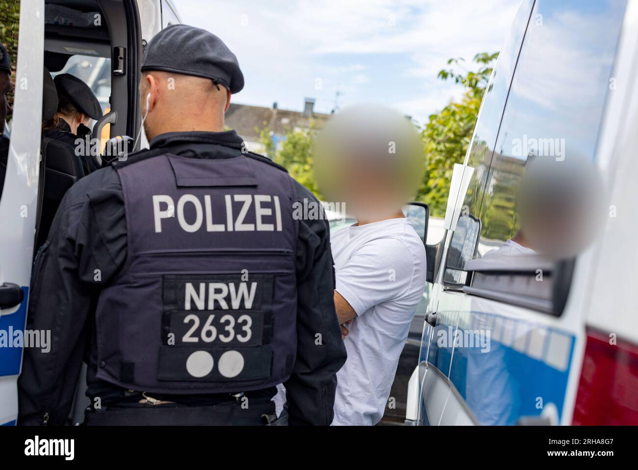 15 August 2023, North Rhine-Westphalia, Duisburg: A Berlin police ...