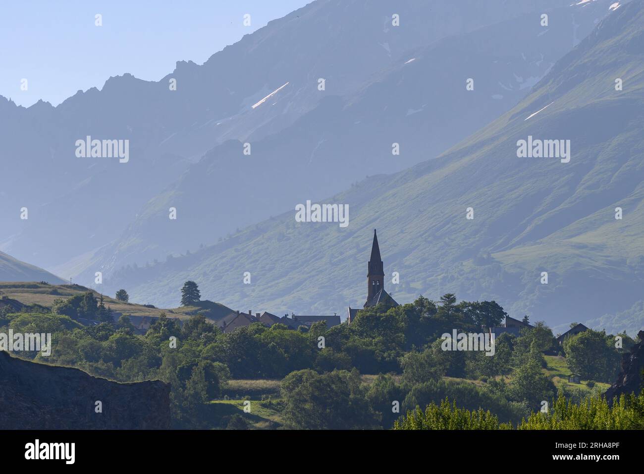 Villar-d'Arene, village in Hautes-Alpes department in southeastern France, small ski resort with off-piste for extreme skiers in French Alps, dominate Stock Photo