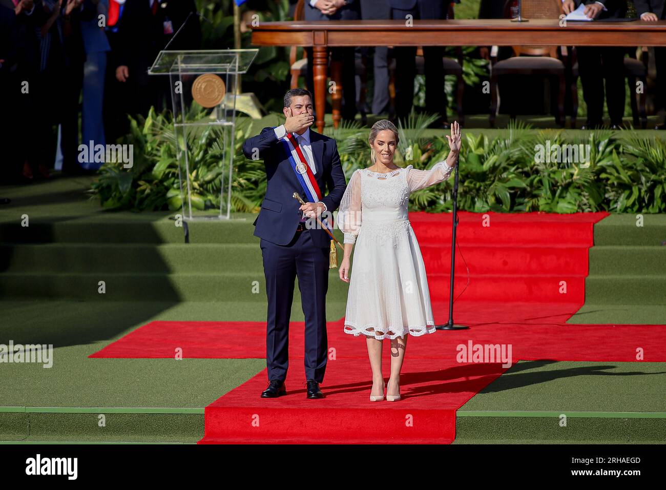 15 August 2023, Paraguay, Asunción Santiago Peña (l) and his wife