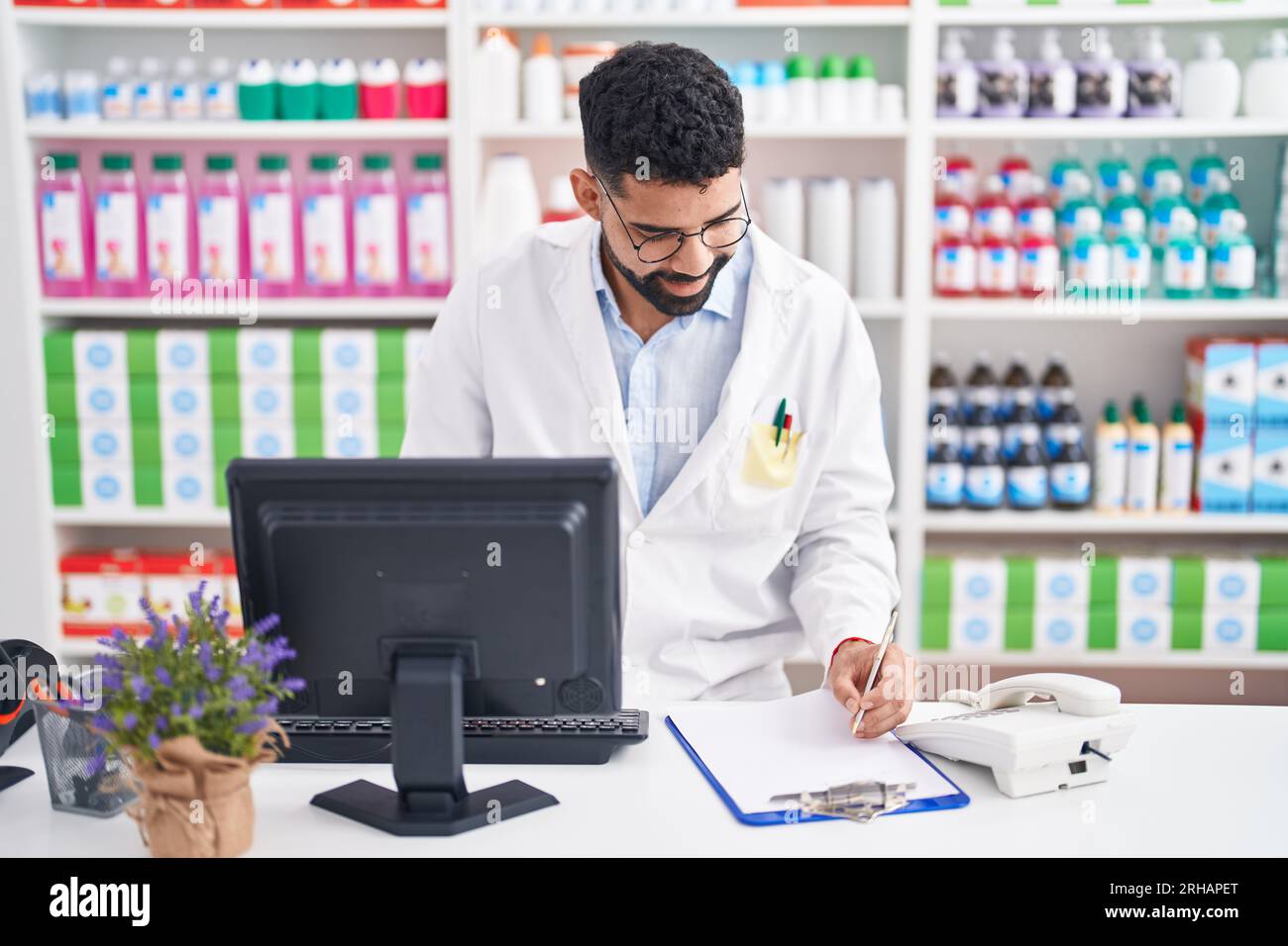 Arab pharmacist at counter hi-res stock photography and images - Alamy