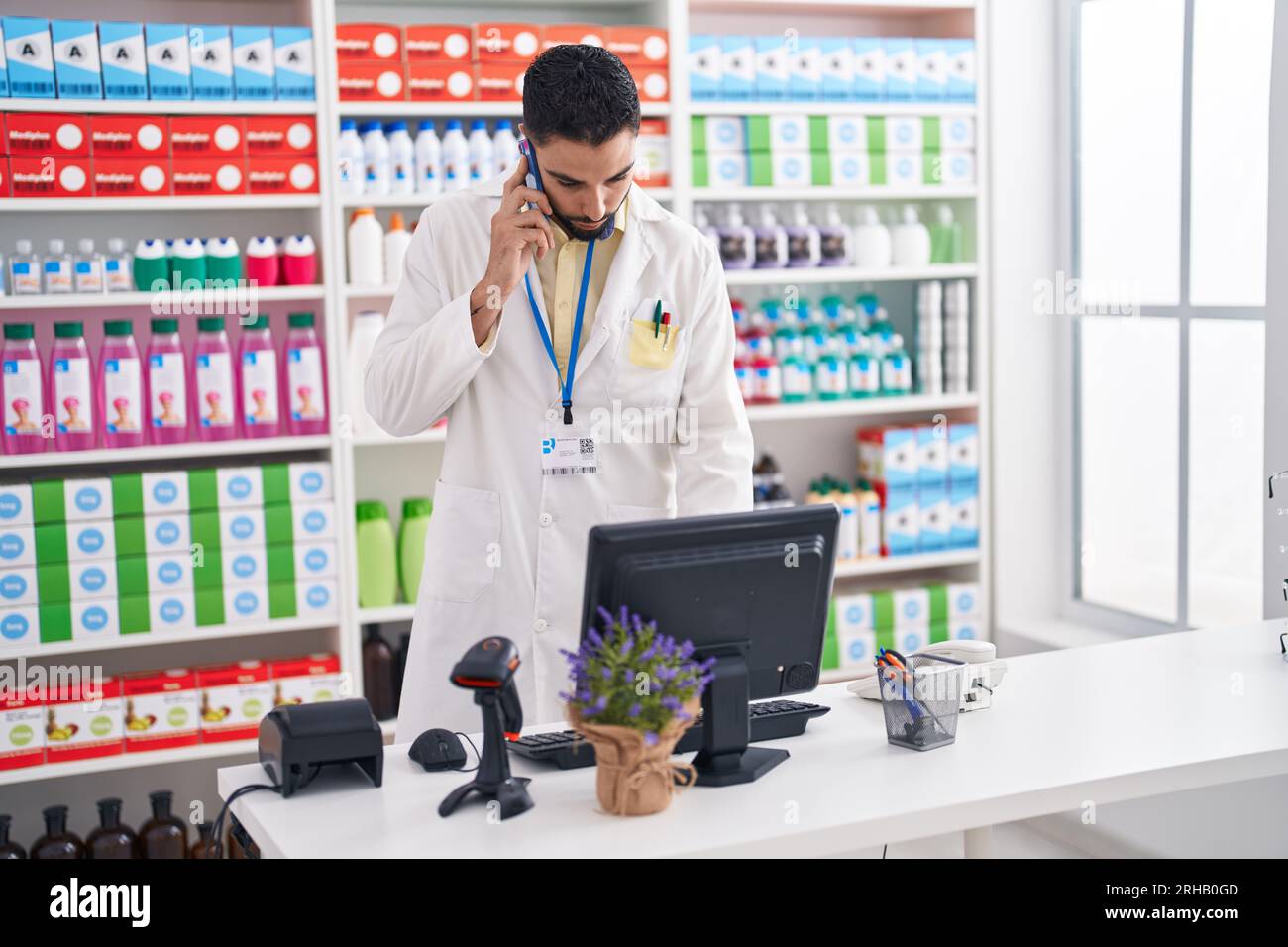 Arab pharmacist at counter hi-res stock photography and images - Alamy