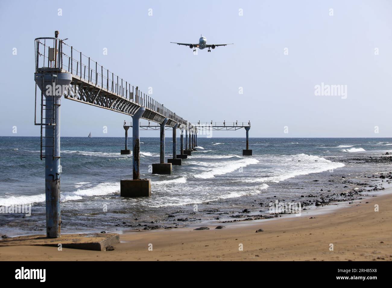 Tías, Spain, 15th August, 2023: A Vueling plane flies over Lima Beach before landing at Lanzarote Airport during daily day in Lanzarote, Spain, on August 15, 2023. Credit: Alberto Brevers / Alamy Live News. Stock Photo