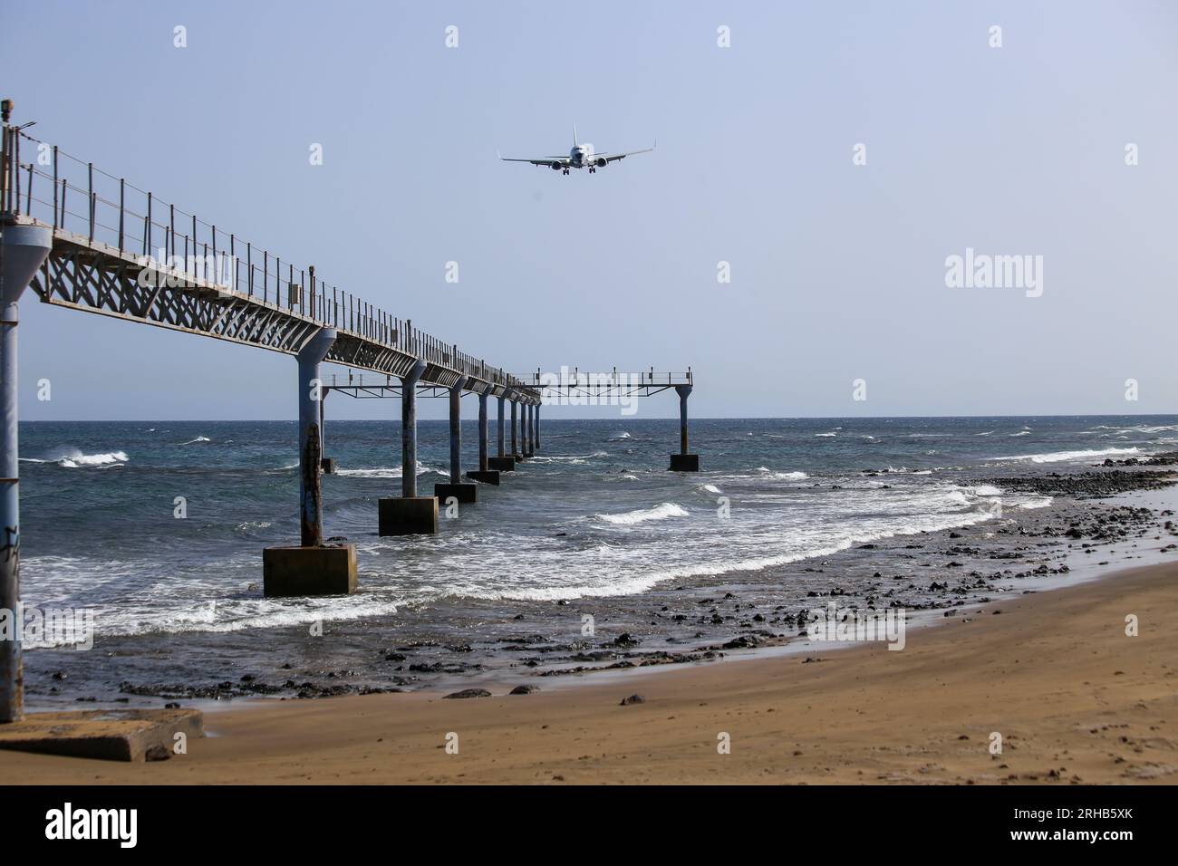 Tías, Spain, 15th August, 2023: A Transavia plane flies over Lima Beach before landing at Lanzarote Airport during daily day in Lanzarote, Spain, on August 15, 2023. Credit: Alberto Brevers / Alamy Live News. Stock Photo