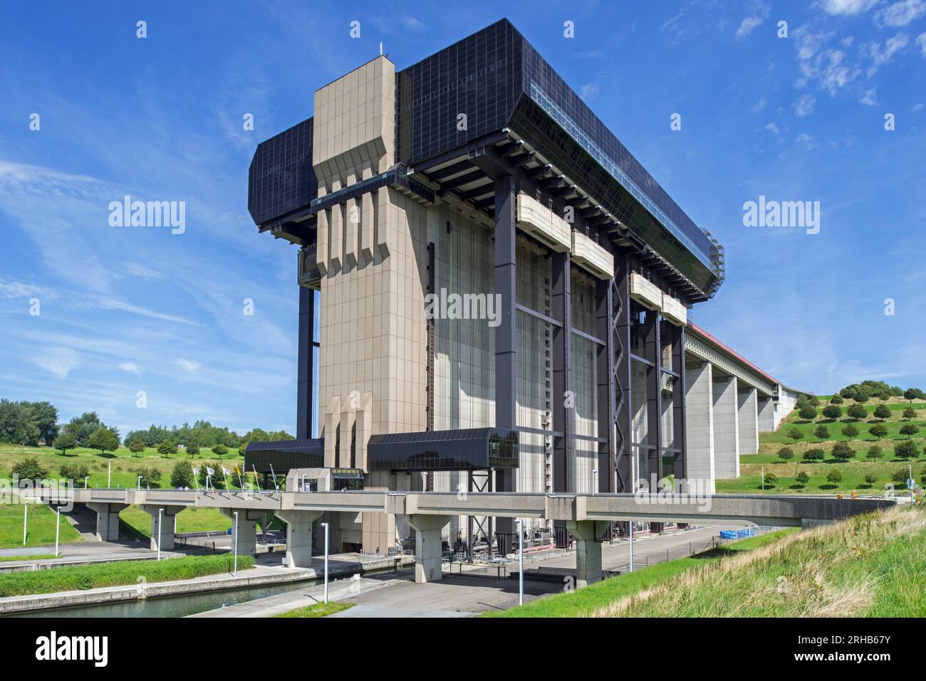 Strépy-Thieu boat lift / L'ascenseur funiculaire de Strépy-Thieu on a branch of the Canal du Centre at Le Rœulx, Hainaut, Wallonia, Belgium Stock Photo