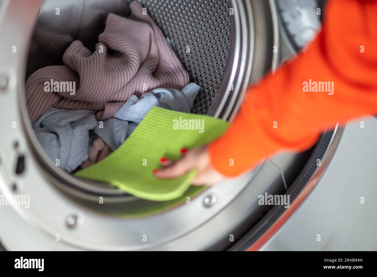 Hand loading washing machine hi-res stock photography and images - Alamy