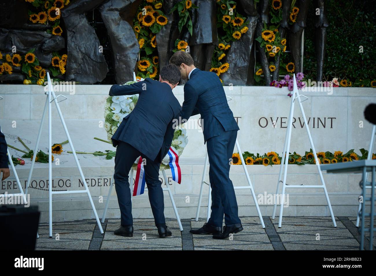 THE HAGUE - Outgoing Prime Minister Mark Rutte and Maarten van Ooijen, State Secretary for Youth and Prevention at the Indisch Monument during the National Commemoration of the capitulation of Japan on August 15, 1945. The Stichting Nationale Herdenking 15 Augustus 1945 annually organizes this commemoration in which all victims of the war against Japan and the Japanese occupation of the former Dutch East Indies are commemorated. ANP PHIL NIJHUIS netherlands out - belgium out Stock Photo