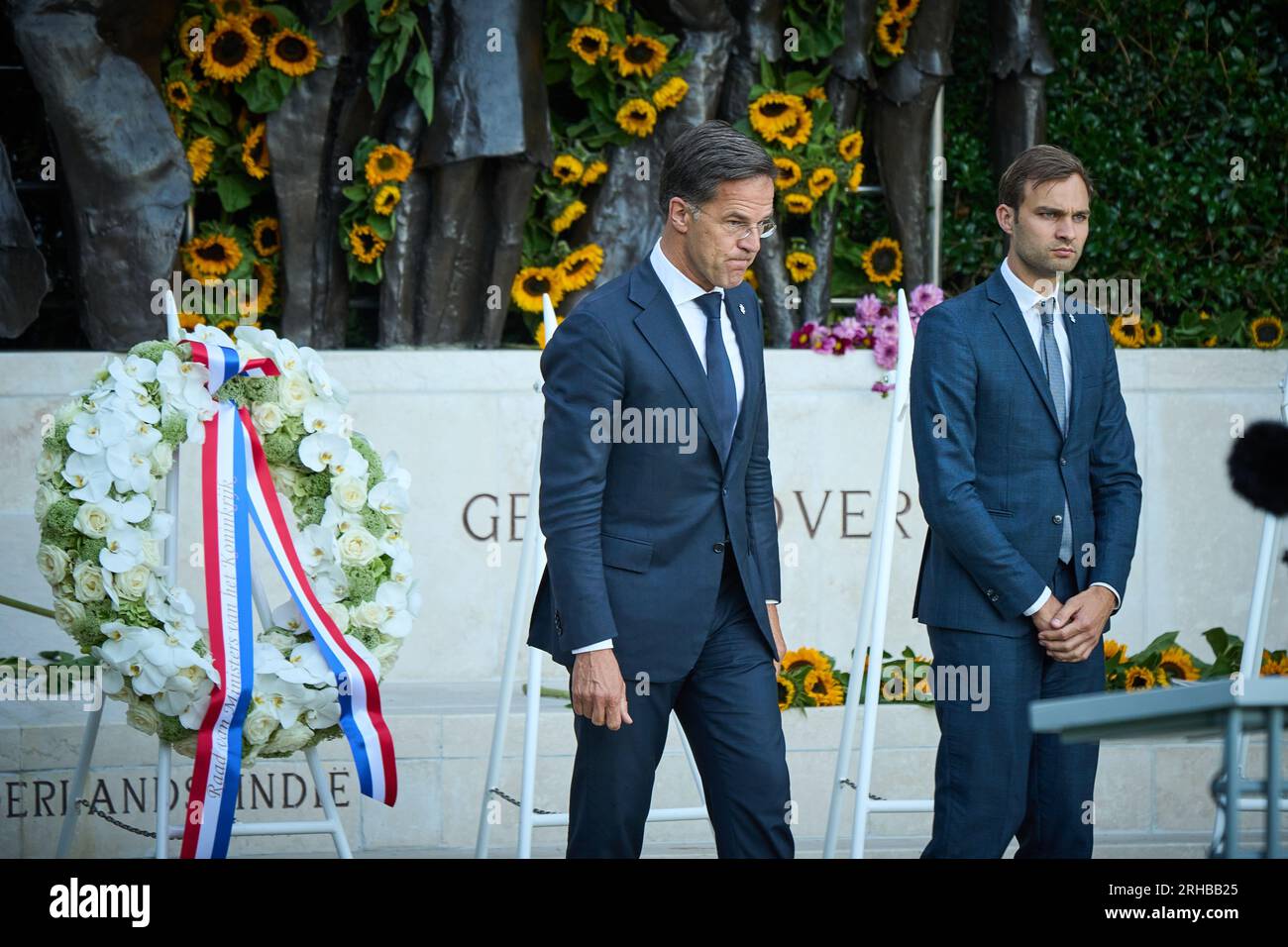 THE HAGUE - Outgoing Prime Minister Mark Rutte and Maarten van Ooijen, State Secretary for Youth and Prevention at the Indisch Monument during the National Commemoration of the capitulation of Japan on August 15, 1945. The Stichting Nationale Herdenking 15 Augustus 1945 annually organizes this commemoration in which all victims of the war against Japan and the Japanese occupation of the former Dutch East Indies are commemorated. ANP PHIL NIJHUIS netherlands out - belgium out Stock Photo