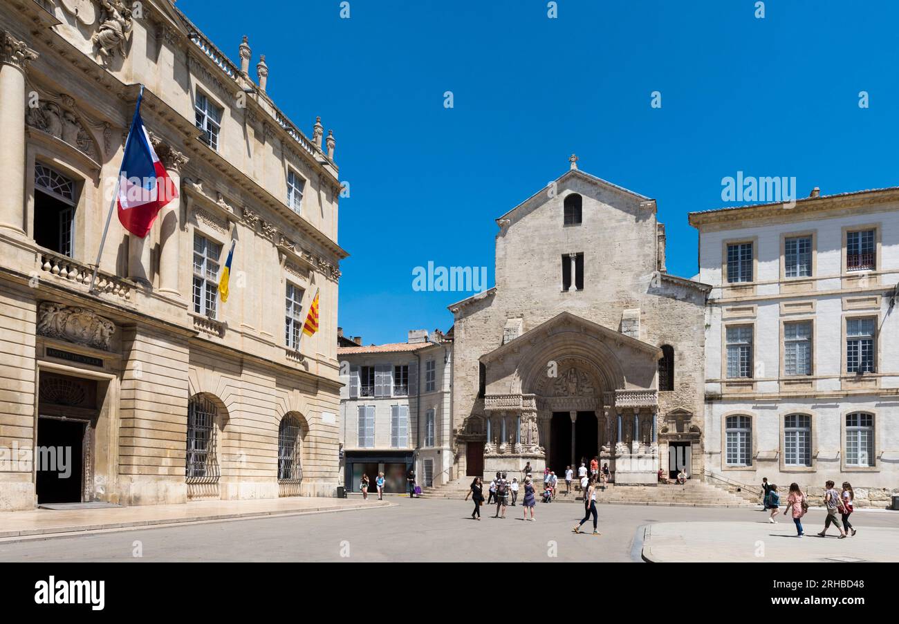 Arles, Buches du Rhone, France, Cathedral Saint-Trophime, Place de la Republique. Stock Photo