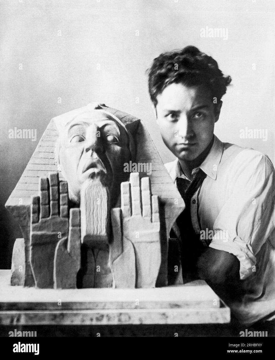 Sculptor isamu noguchi Black and White Stock Photos & Images