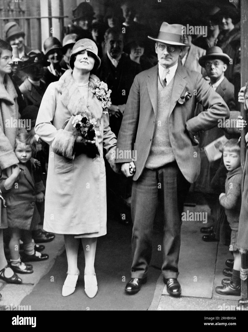 London, England:  1927 Irish playwright  Sean O'Casey after his wedding to Eileen Carey at the Church of All Souls in Chelsea. Stock Photo