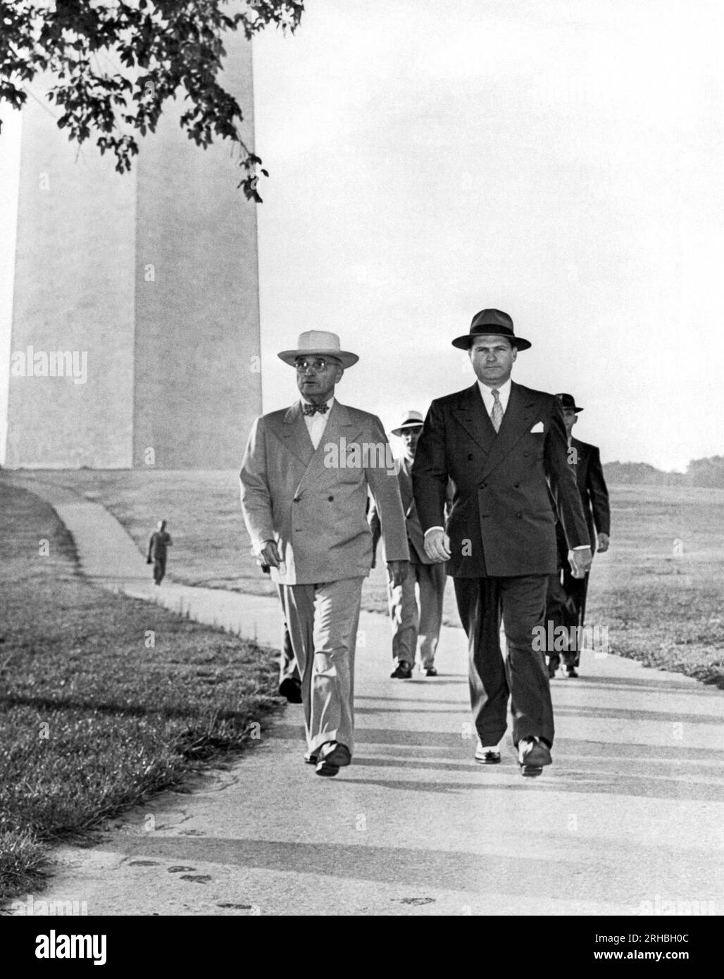 Washington, D.C.:   1946 President Truman with his secret service entourage on a brisk walk through the Washington Monument grounds. Stock Photo