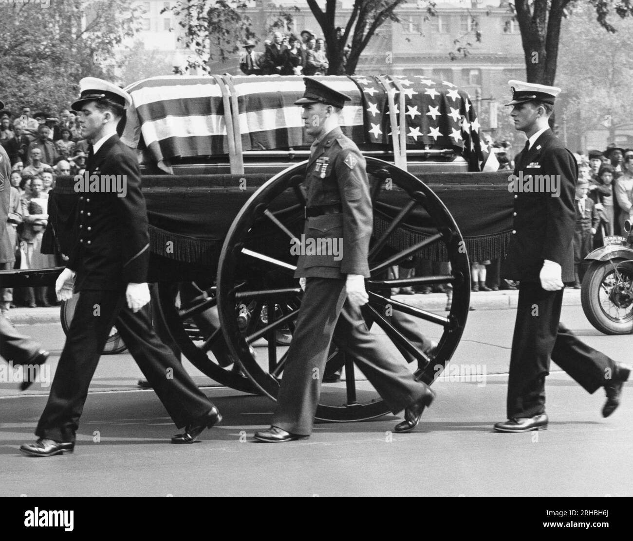 Washington, D.C.:    April 14, 1945 The caisson bearing the body of Franklin Delano Roosevelt proceeds with a military escort up Pennsylvania Avenue to the White House. Stock Photo