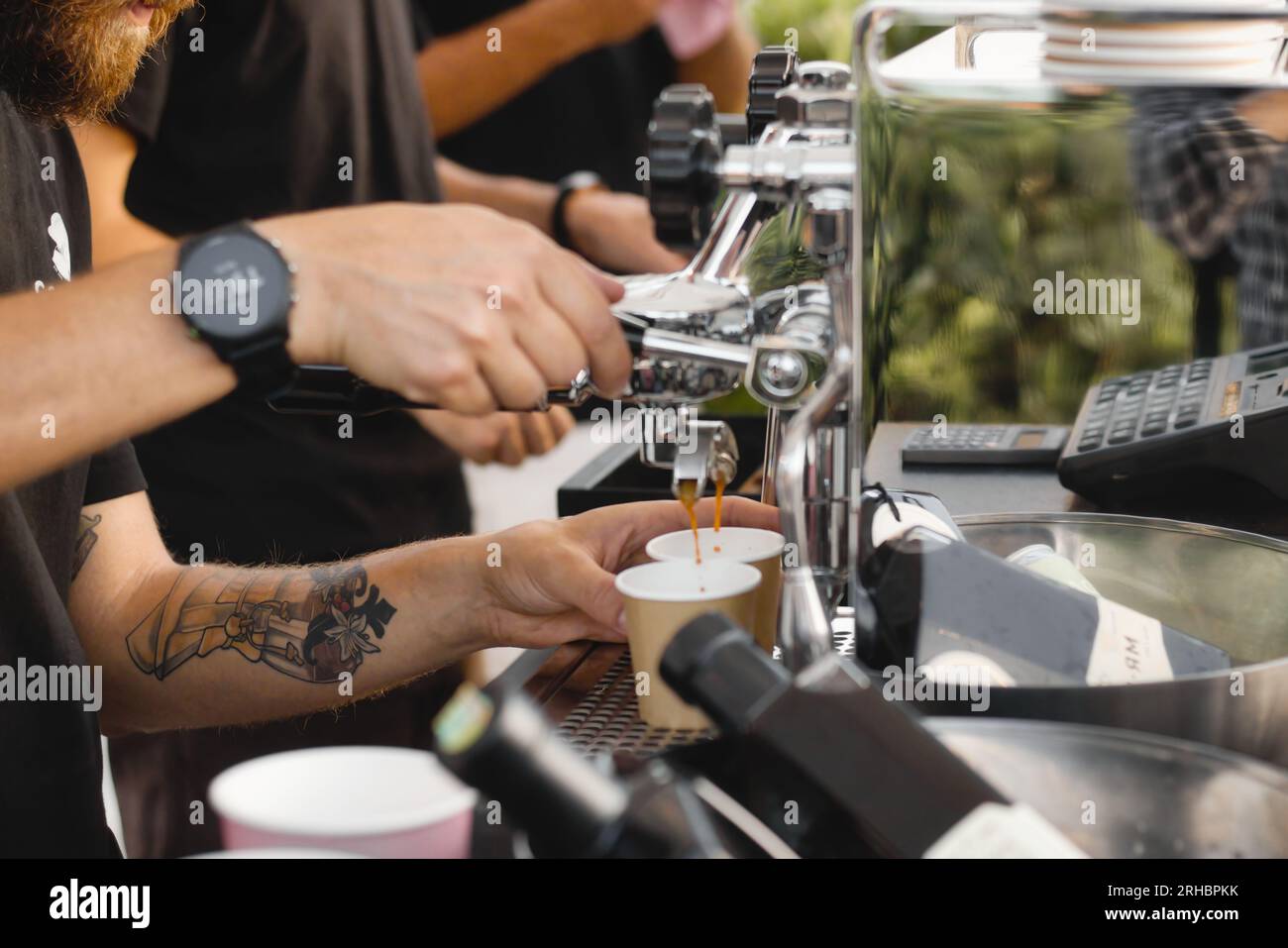 Pouring drinks paper cups hi-res stock photography and images - Alamy
