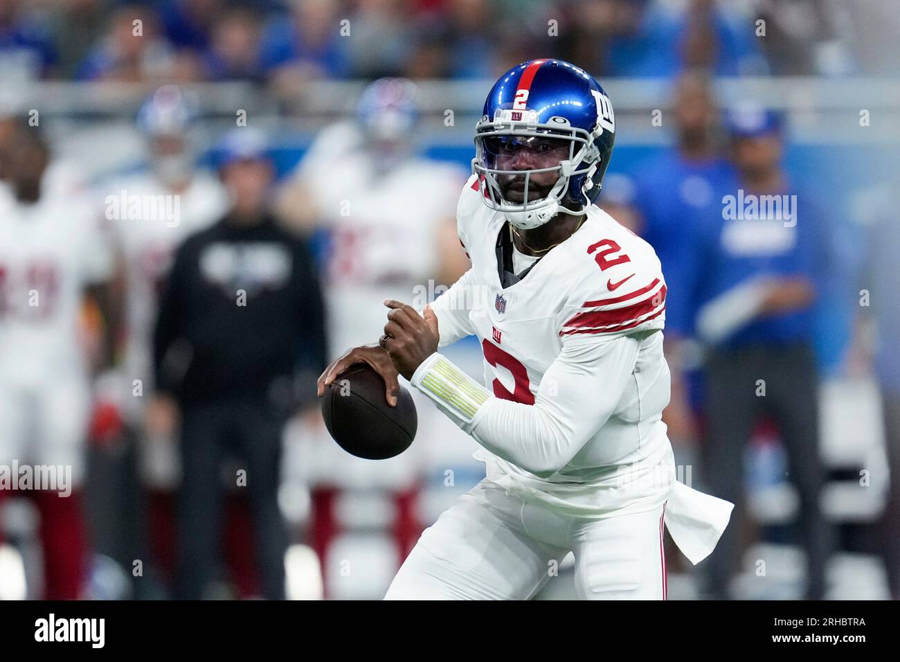 New York Giants quarterback Tyrod Taylor (2) runs the ball against the ...