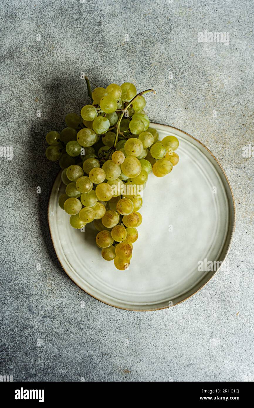 Overhead view of a bunch of green grapes on a plate Stock Photo