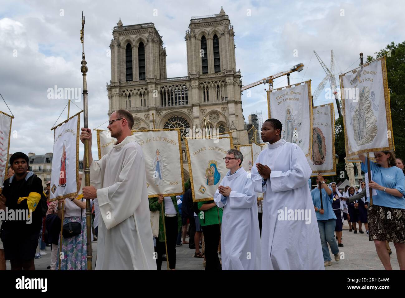 Une cérémonie religieuse a eu lieu sur le parvis de la cathédrale 'notre Dame' pour la fête de l'assomption. Une procession est parti après les vêpres Stock Photo