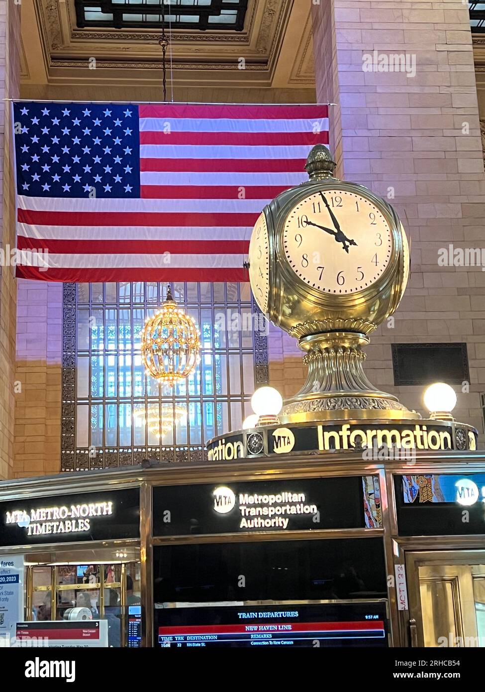 Clock on the information booth at the center of the Great Hall in Grand Centreal Terminal in Manhattan, NYC. Stock Photo